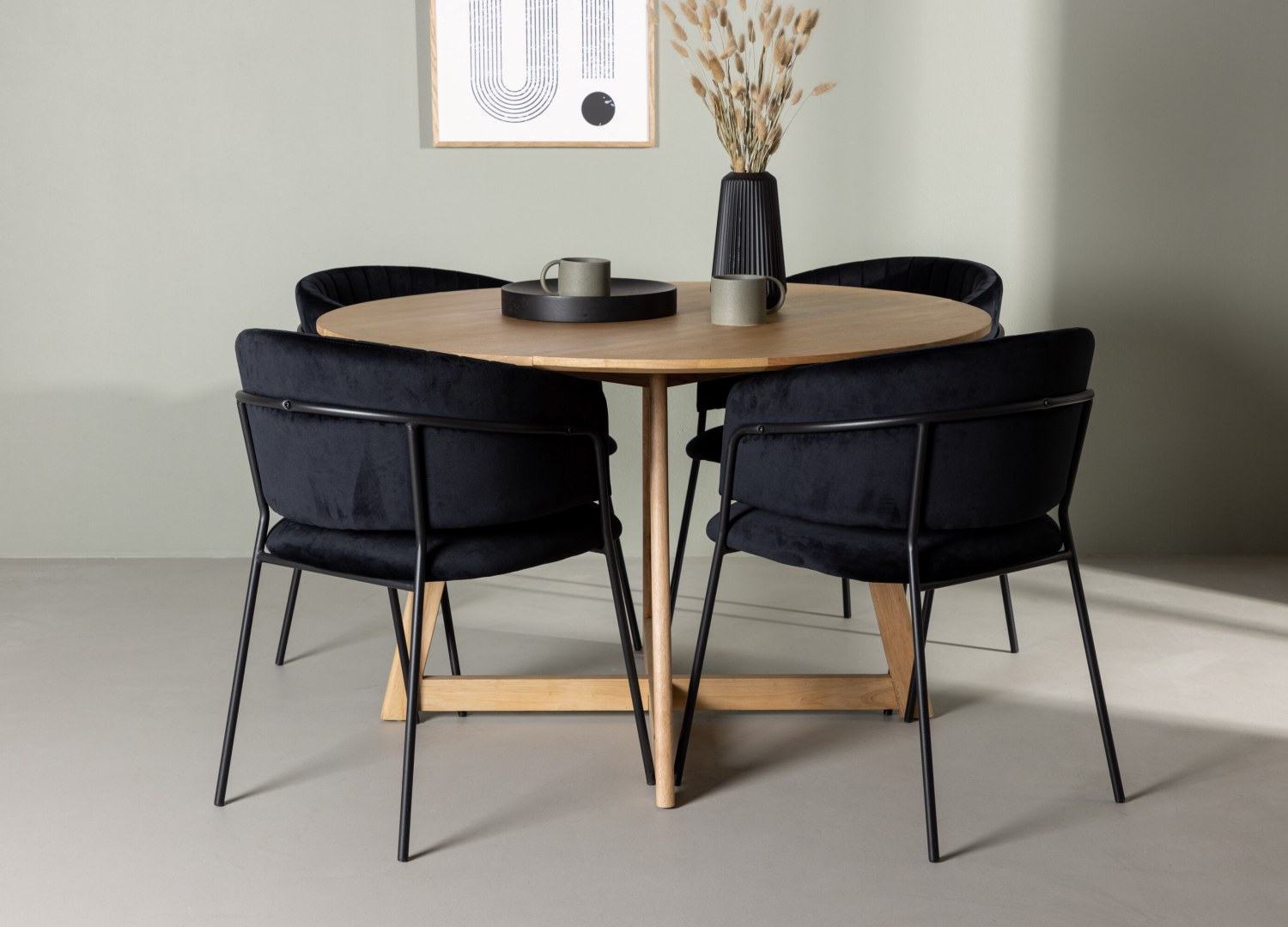 Ensemble table à manger ronde Yakidon avec 4 chaises Selma dans une salle à manger