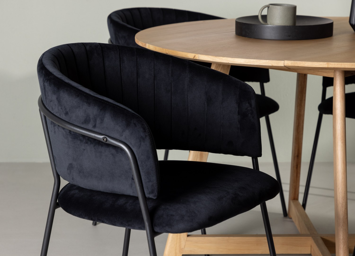 Table ronde Yakidon et 4 chaises Selma présentées dans un intérieur contemporain