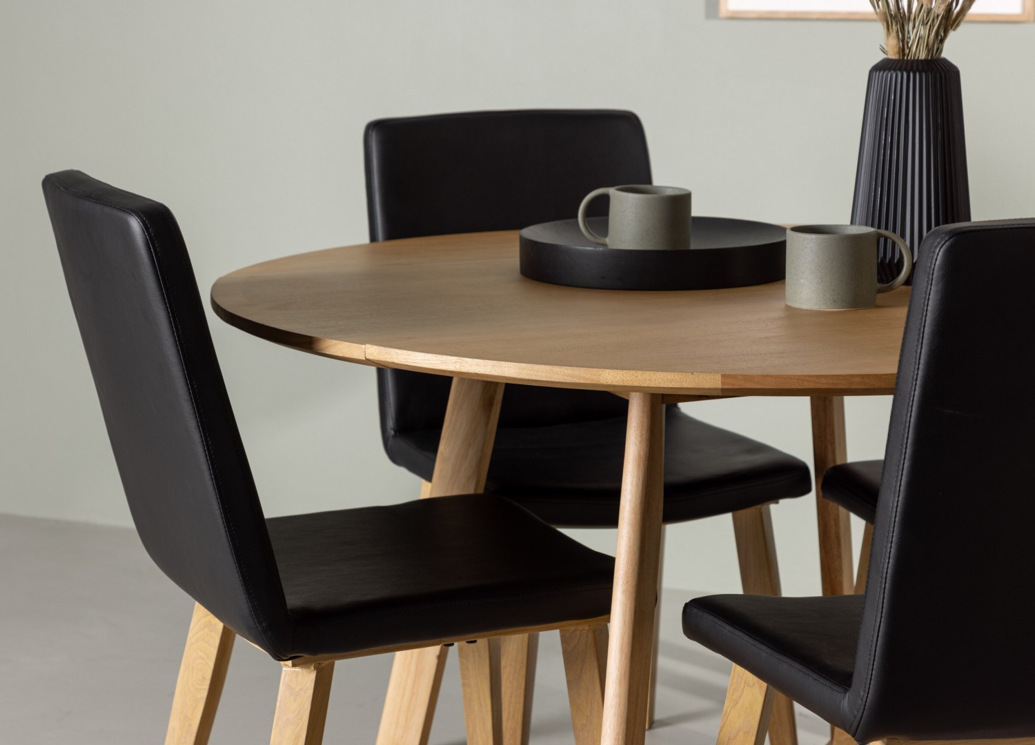 Table ronde Yakidon et 4 chaises Today présentées dans un intérieur contemporain