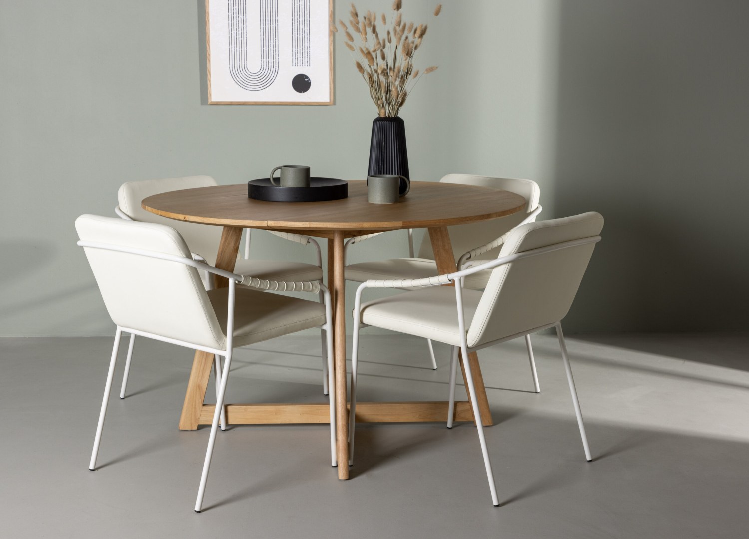 Ensemble table à manger ronde Yakidon avec 4 chaises Tvist dans une salle à manger
