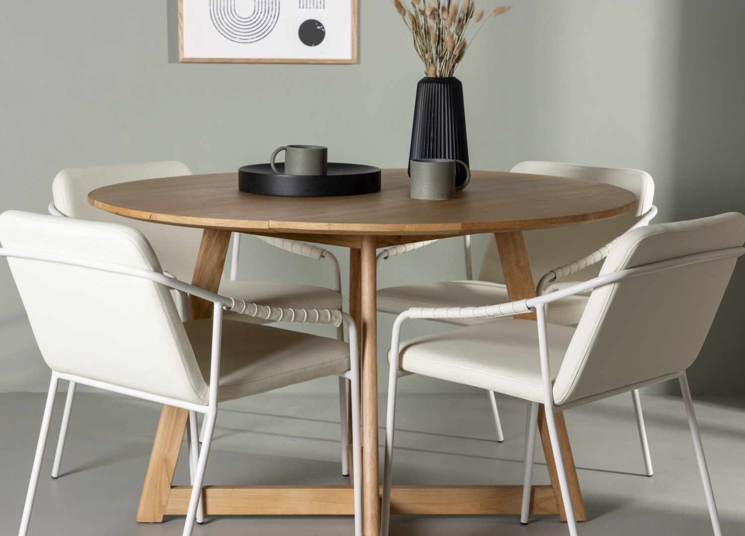 Table ronde Yakidon et 4 chaises Tvist présentées dans un intérieur contemporain