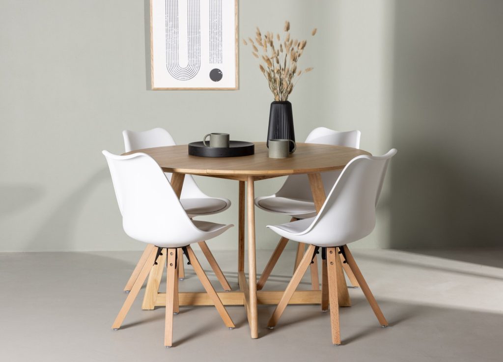 Ensemble table à manger ronde Yakidon avec 4 chaises Zeno dans une salle à manger