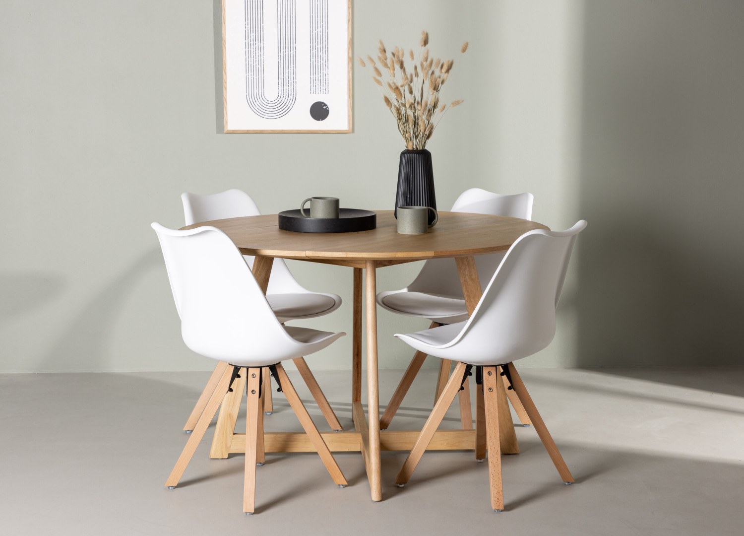 Ensemble table à manger ronde Yakidon avec 4 chaises Zeno dans une salle à manger