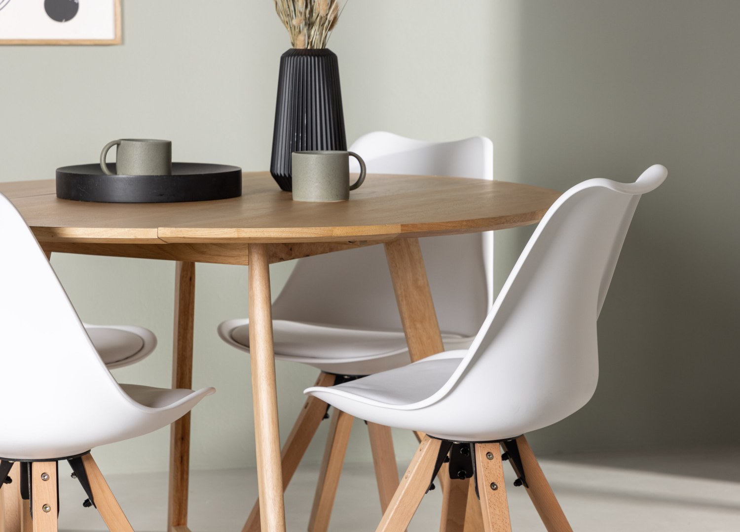 Table ronde Yakidon et 4 chaises Zeno présentées dans un intérieur contemporain