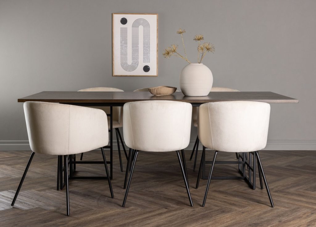 Ensemble table à manger rectangulaire Ystad avec 6 chaises Berit dans une salle à manger
