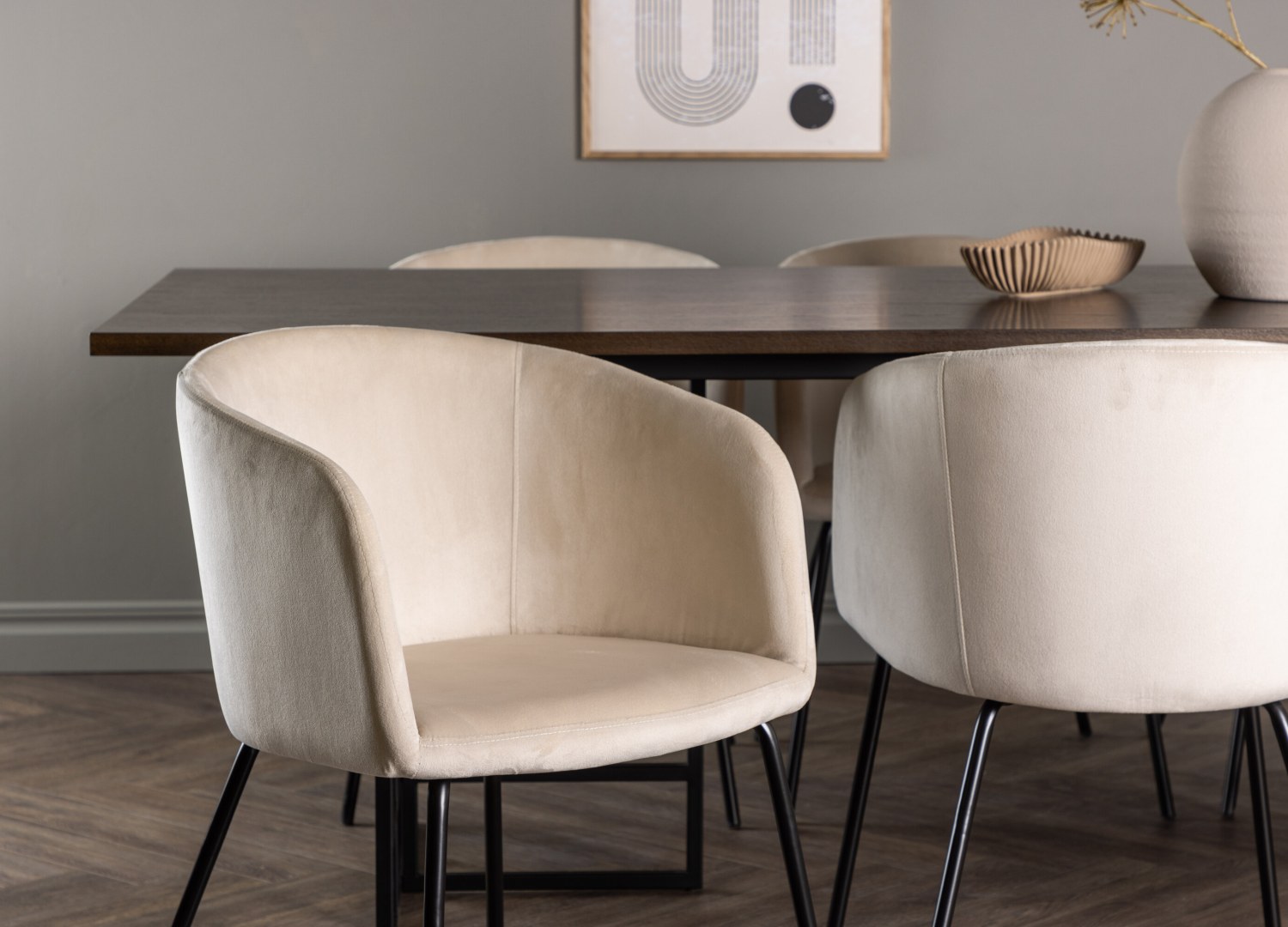 Table rectangulaire Ystad et 6 chaises Berit présentées dans un intérieur contemporain