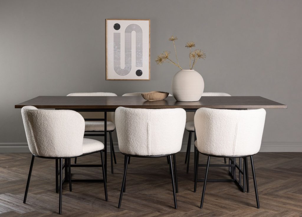 Ensemble table à manger rectangulaire Ystad avec 6 chaises Edina dans une salle à manger