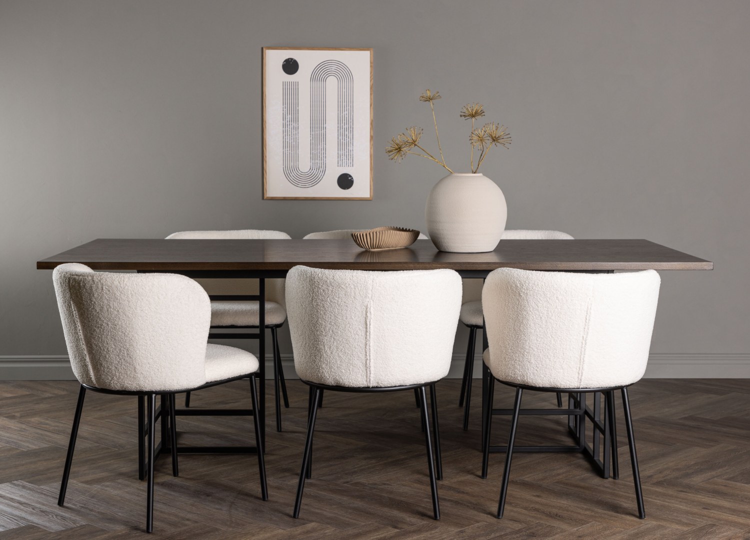 Ensemble table à manger rectangulaire Ystad avec 6 chaises Edina dans une salle à manger