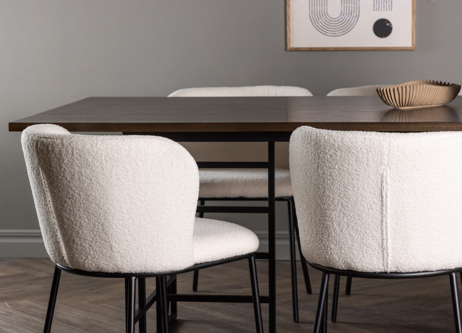 Table rectangulaire Ystad et 6 chaises Edina présentées dans un intérieur contemporain