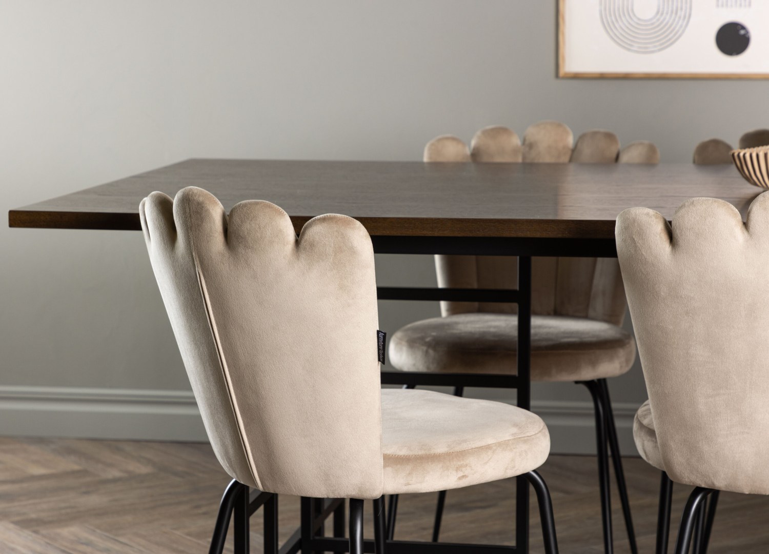 Table rectangulaire Ystad et 6 chaises Limhamn présentées dans un intérieur contemporain
