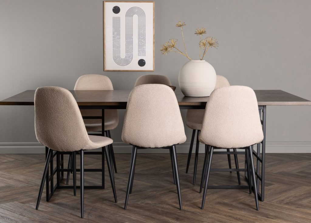 Ensemble table à manger rectangulaire Ystad avec 6 chaises Polar dans une salle à manger
