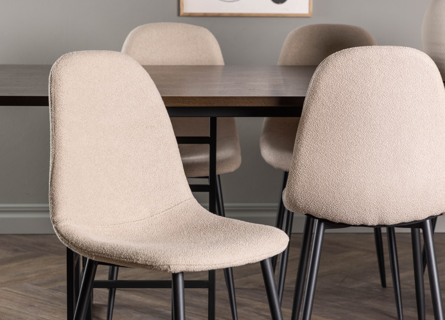 Table rectangulaire Ystad et 6 chaises Polar présentées dans un intérieur contemporain