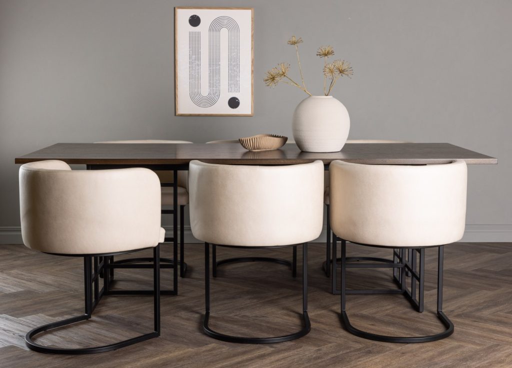 Ensemble table à manger rectangulaire Ystad avec 6 chaises Simrishamn dans une salle à manger