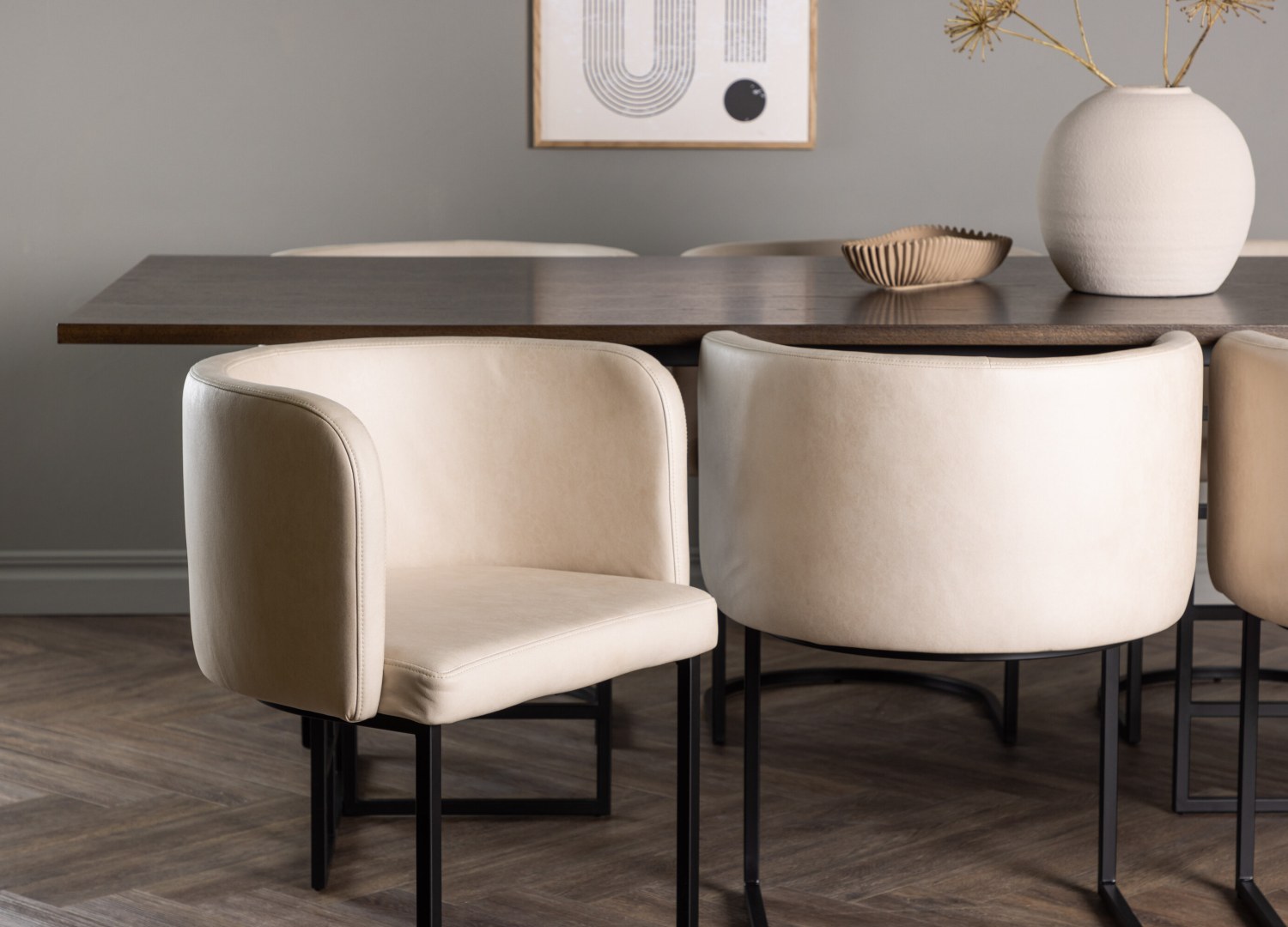 Table rectangulaire Ystad et 6 chaises Simrishamn présentées dans un intérieur contemporain