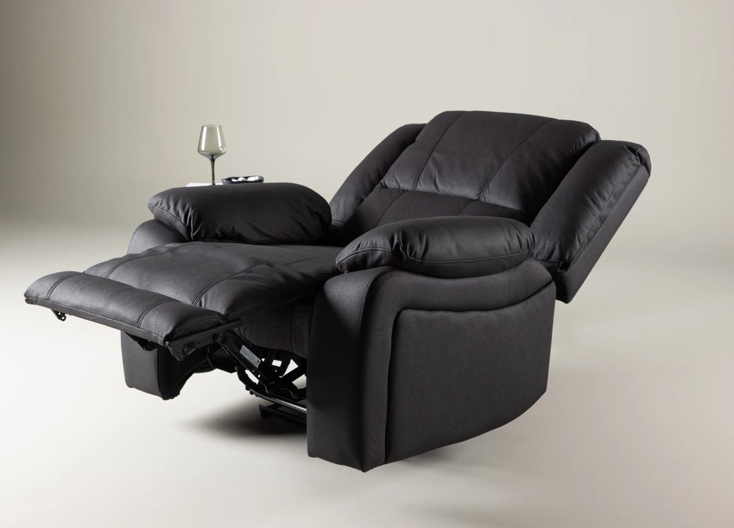 Fauteuil Singapore noir aménagé dans un espace détente – vue 2