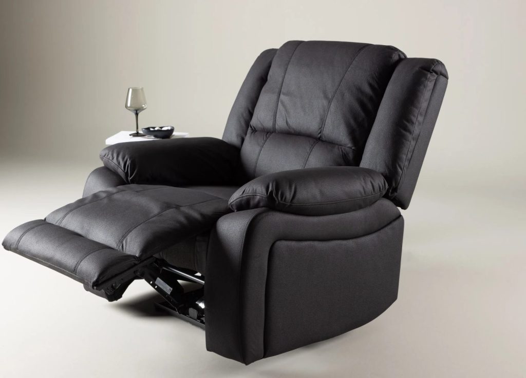 Fauteuil relax Singapore noir mis en scène dans un intérieur moderne – vue 3