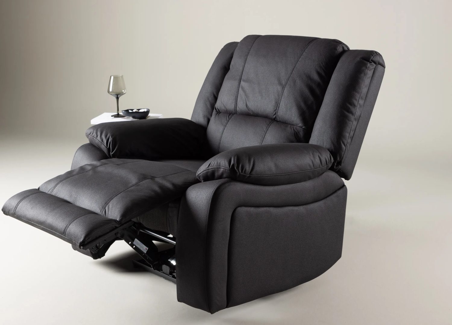 Fauteuil relax Singapore noir mis en scène dans un intérieur moderne – vue 3