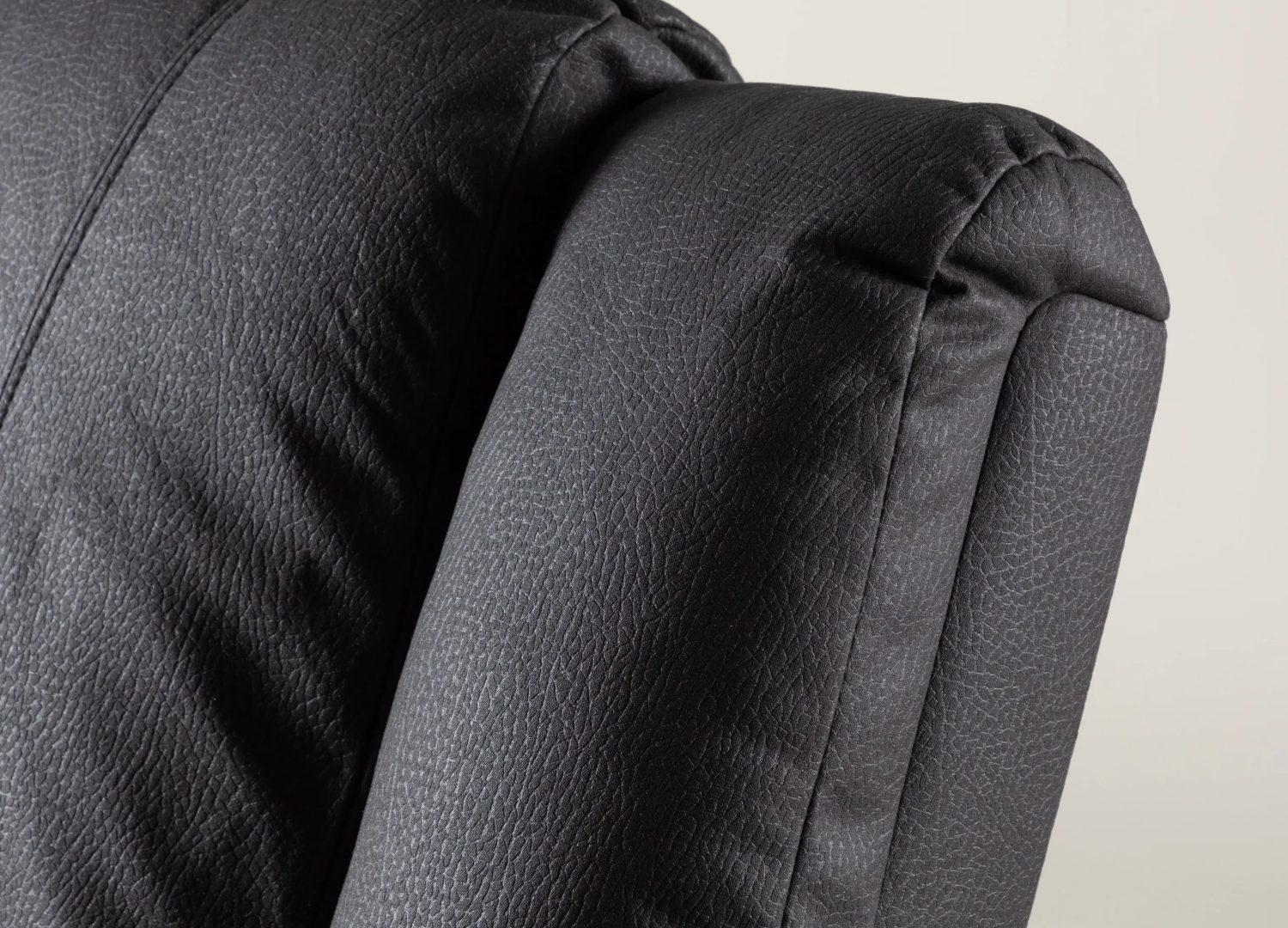 Fauteuil Singapore en tissu noir dans une ambiance de salon – vue 4
