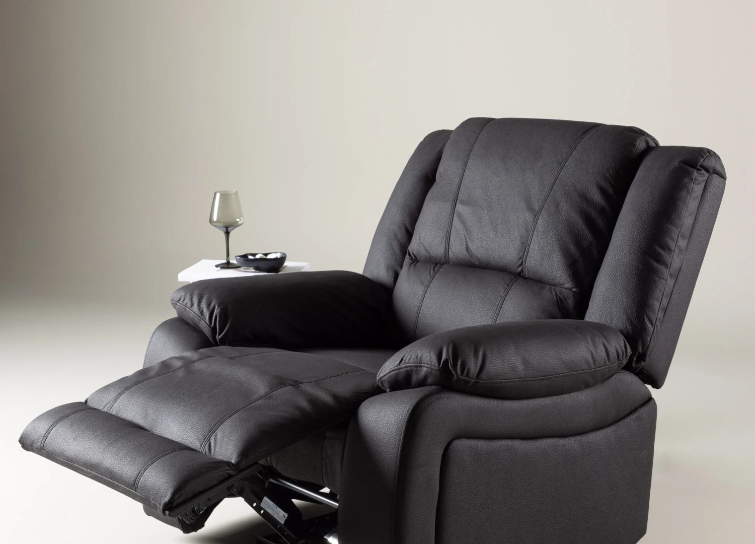 Fauteuil relax noir Singapore présenté dans un coin détente – vue 5