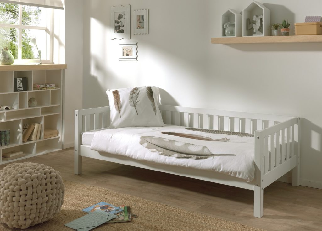 Lit capitaine enfant 90x200 en pin massif blanc Fritz Pine dans une chambre