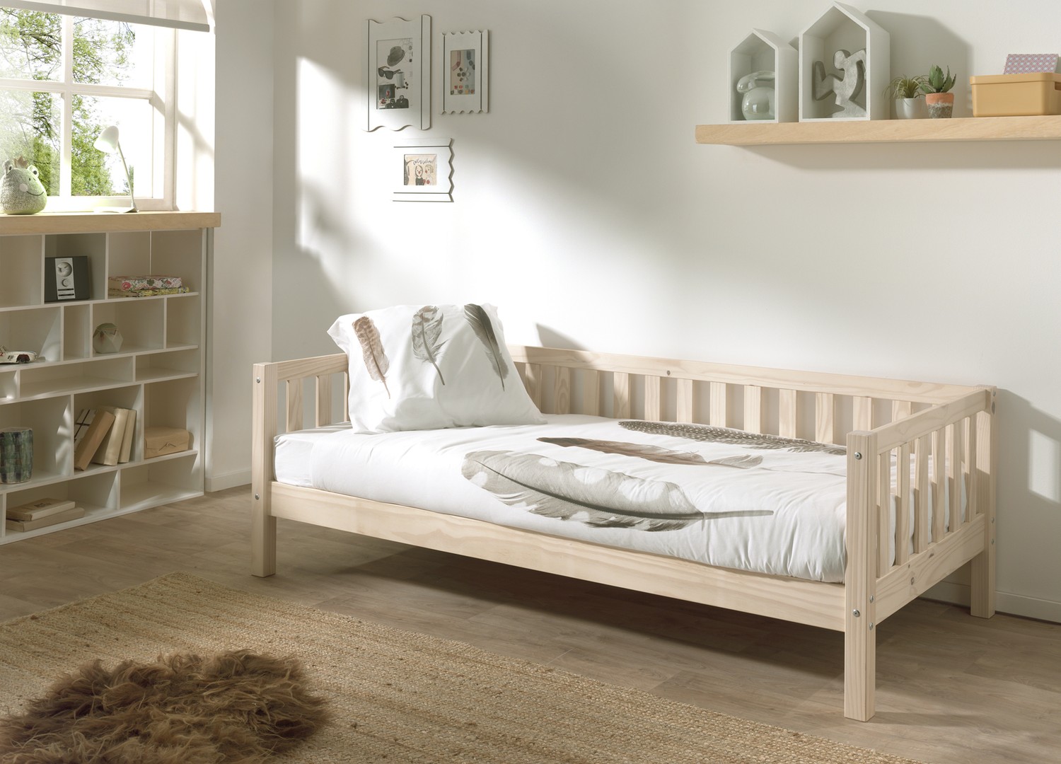 Lit capitaine enfant 90x200 en pin massif naturel Fritz Pine dans une chambre