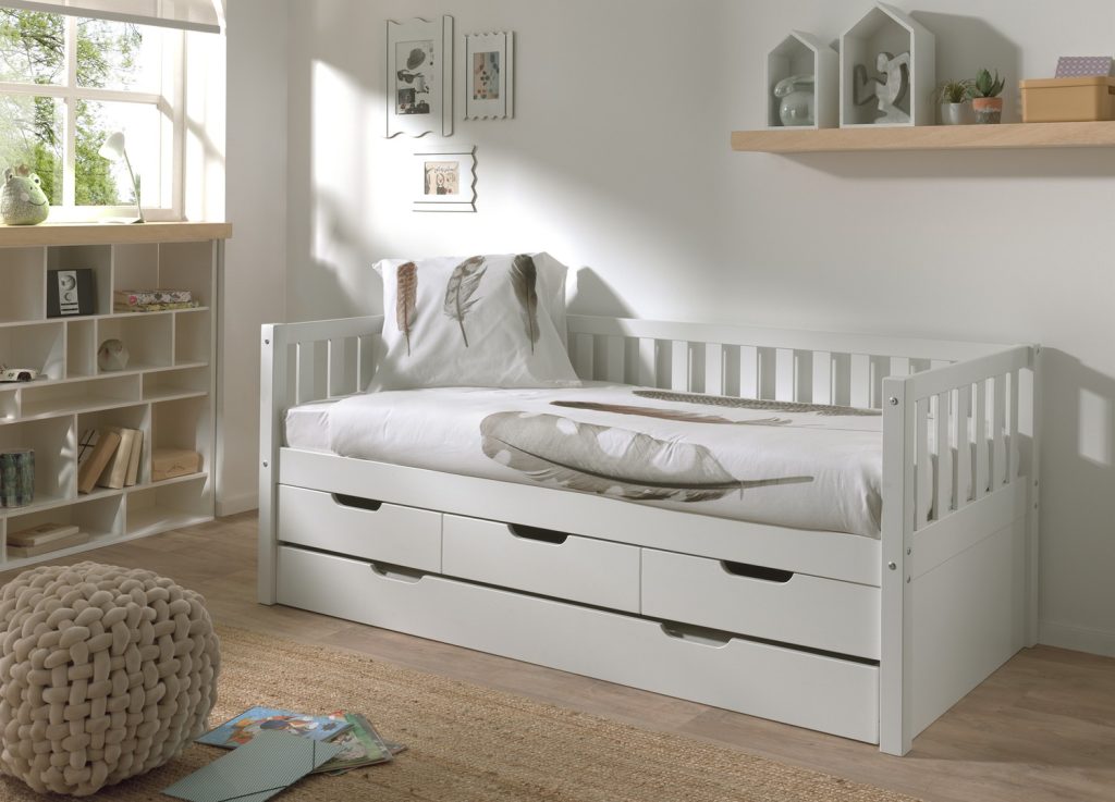 Lit Fritz Pine blanc 90x200 avec trois tiroirs et lit gigogne dans une chambre