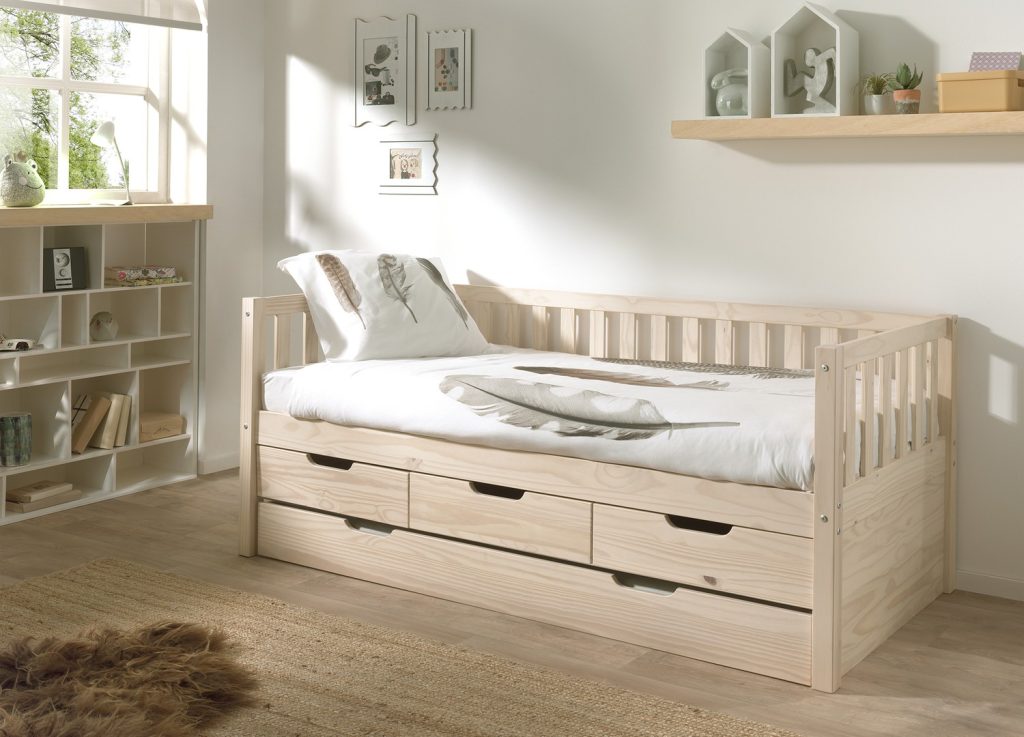 Lit Fritz Pine naturel 90x200 avec trois tiroirs et lit gigogne dans une chambre