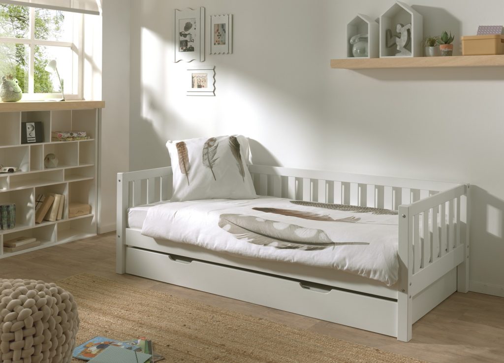 Lit enfant Fritz Pine blanc 90x200 avec lit gigogne dans une chambre