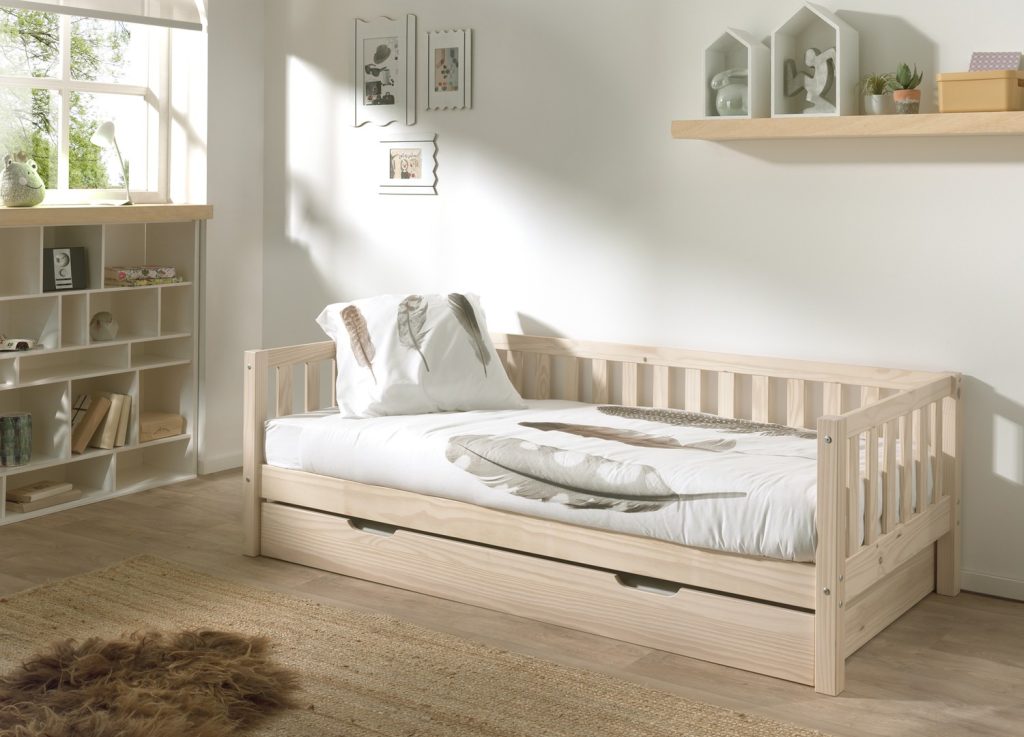 Lit enfant Fritz Pine naturel 90x200 avec lit gigogne dans une chambre