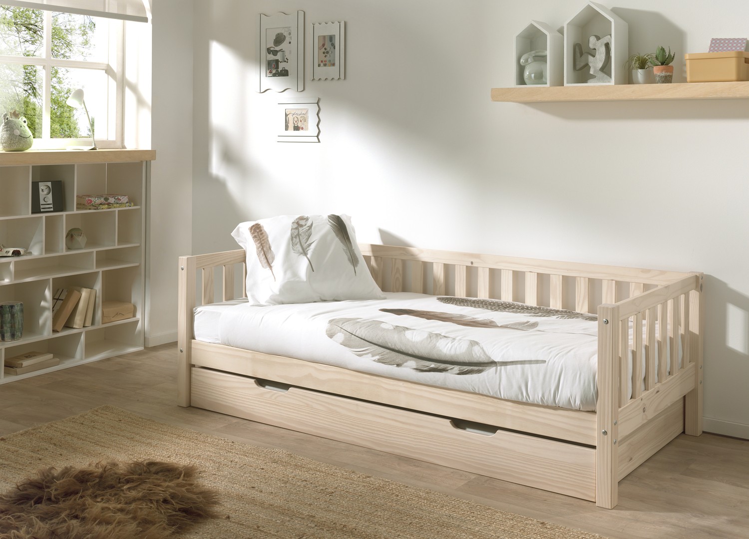 Lit enfant Fritz Pine naturel 90x200 avec lit gigogne dans une chambre