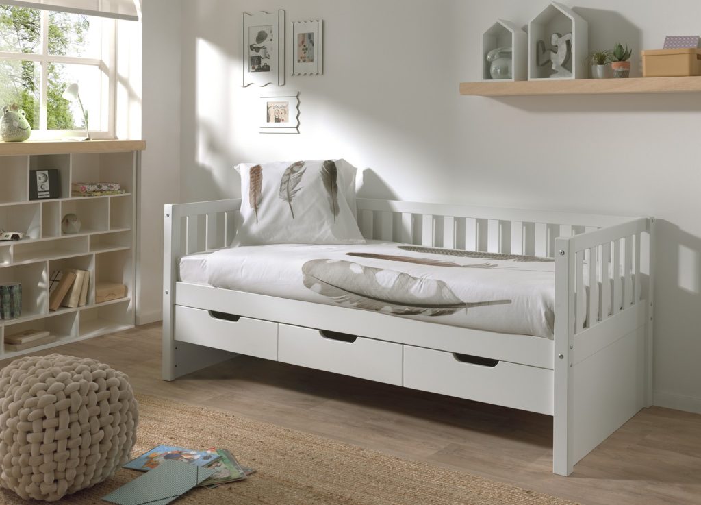Lit enfant 90x200 en pin massif blanc avec trois tiroirs Fritz Pine dans une chambre