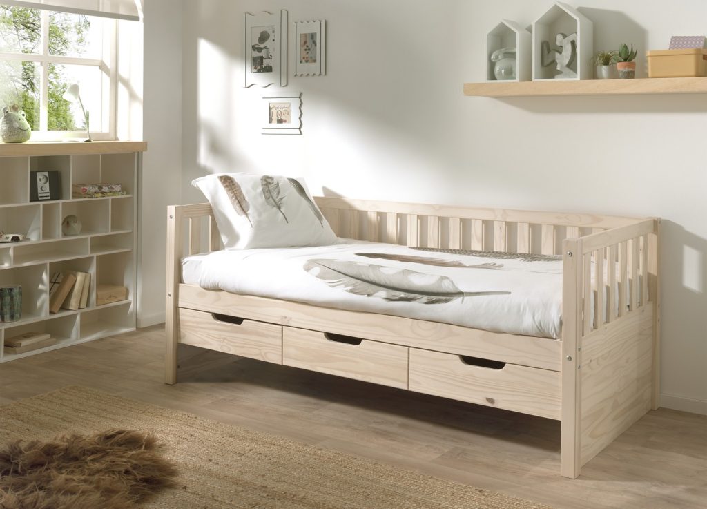 Lit enfant 90x200 en pin massif naturel avec trois tiroirs Fritz Pine dans une chambre