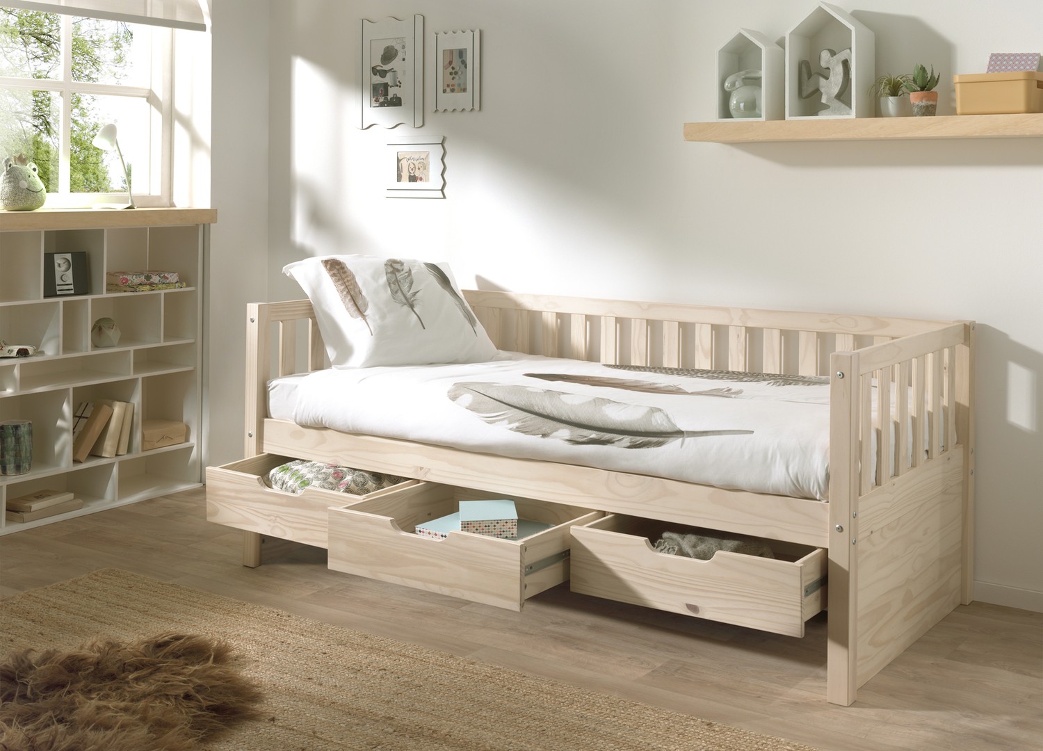 Lit Fritz Pine naturel avec trois tiroirs de rangement ouverts