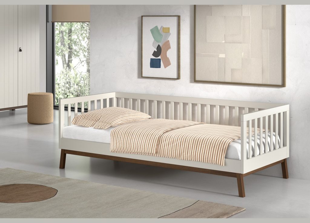 Lit enfant banquette 90x200 argile et noyer Sezane dans une chambre enfant