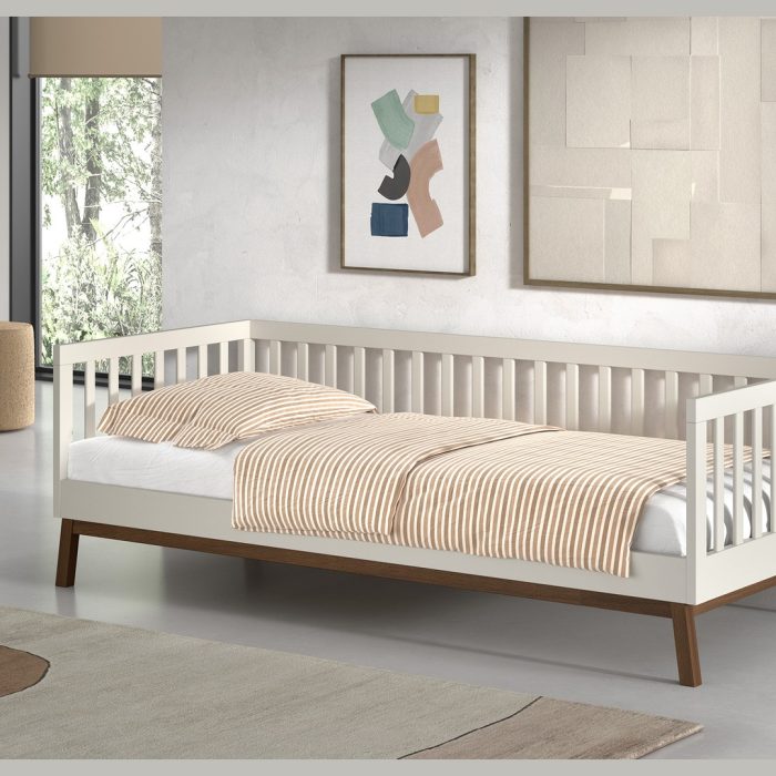 Lit enfant banquette 90x200 argile et noyer Sezane dans une chambre enfant