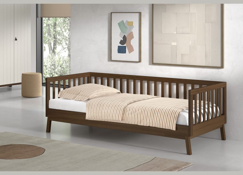 Lit enfant banquette 90x200 noyer Sezane dans une chambre enfant