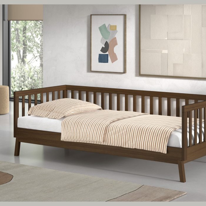 Lit enfant banquette 90x200 noyer Sezane dans une chambre enfant