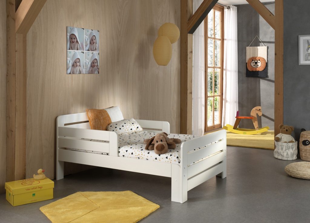 Lit évolutif Jumper avec matelas dans une chambre enfant