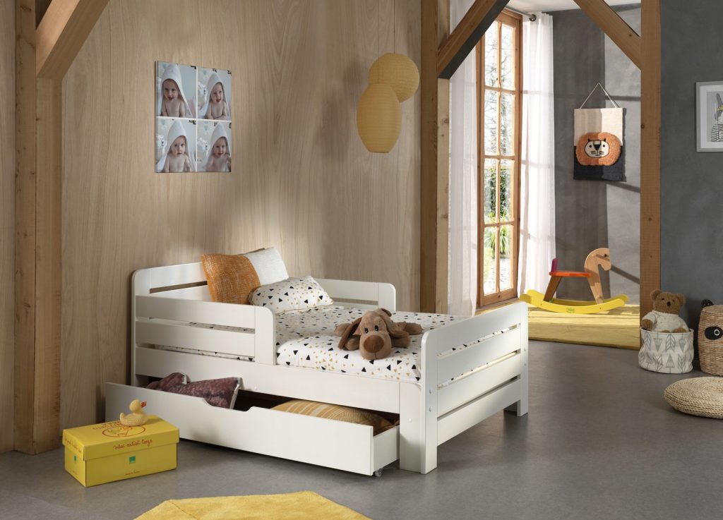 Lit évolutif Jumper avec matelas et tiroir dans une chambre enfant