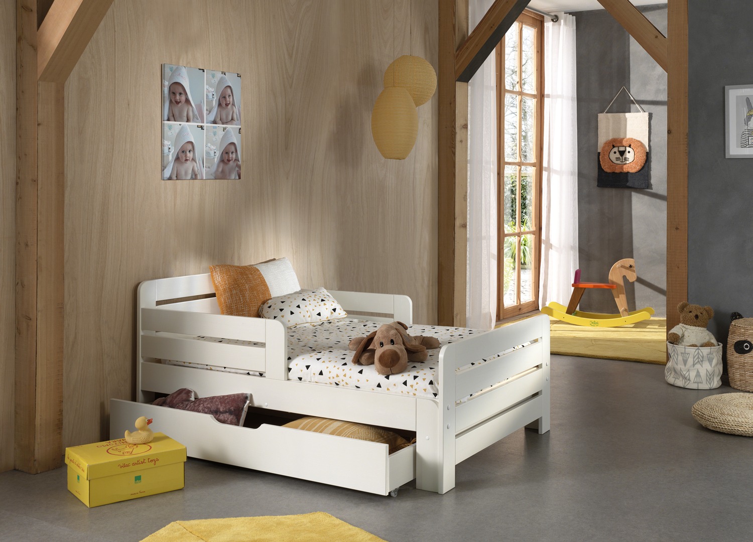 Lit évolutif Jumper avec matelas et tiroir dans une chambre enfant