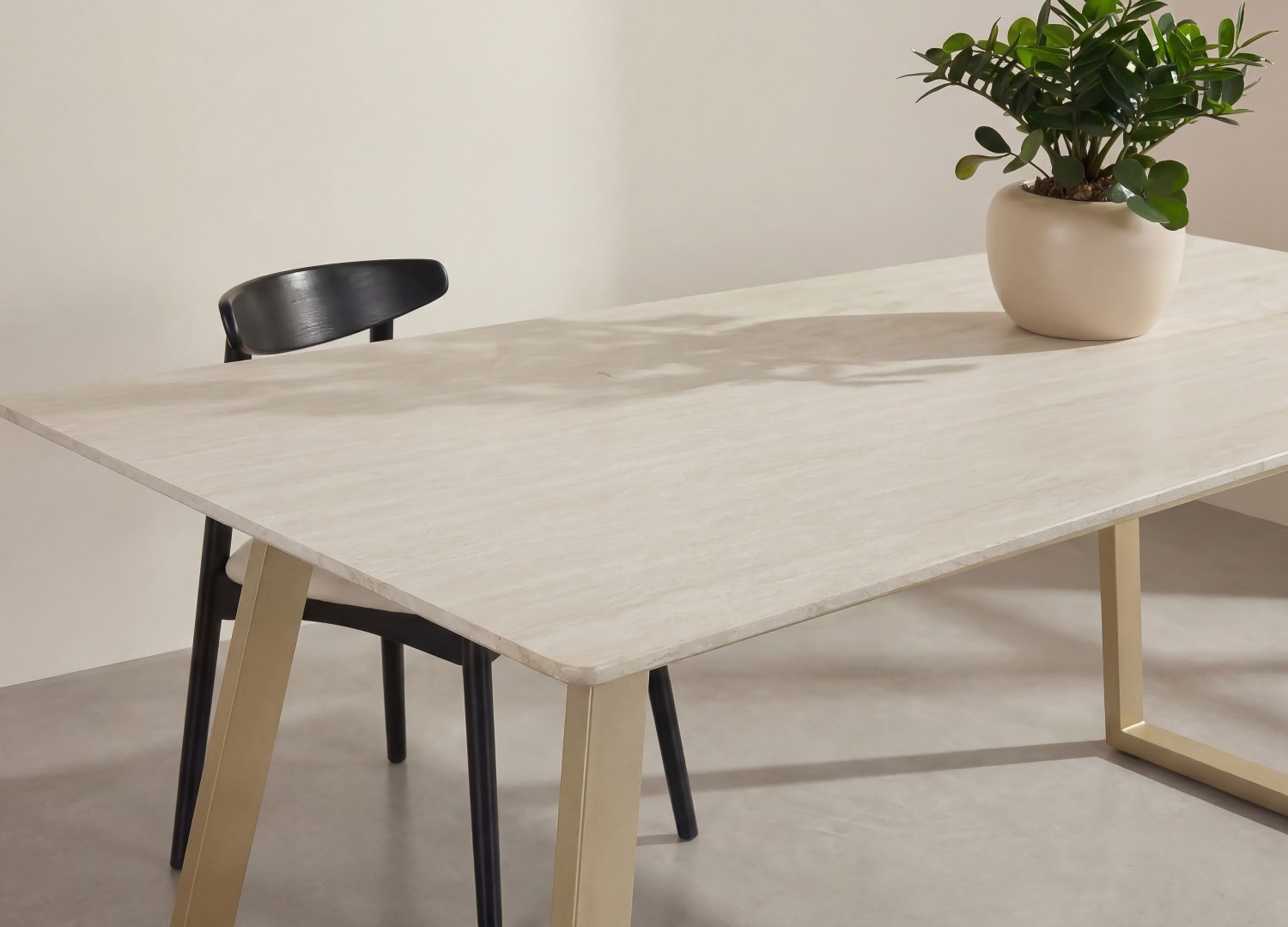 Table à manger rectangulaire Estelle pierre frittée effet marbre beige 200 cm — ambiance 3