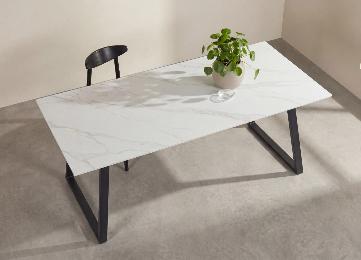 Table à manger rectangulaire Estelle pierre frittée effet marbre blanc 200 cm — ambiance 2