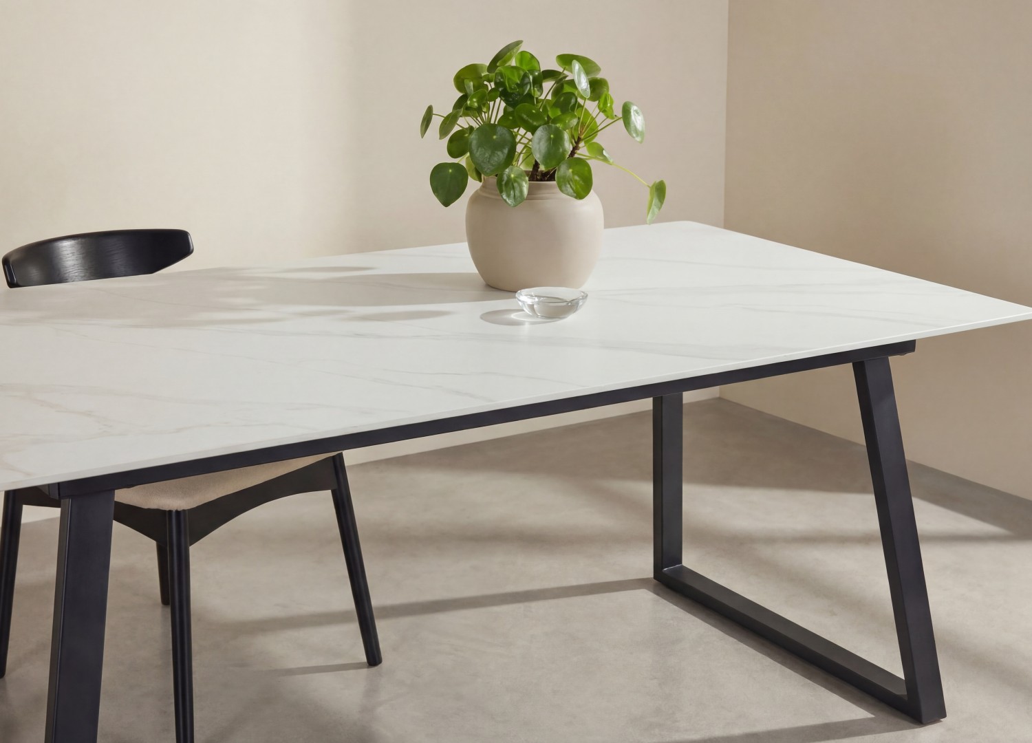 Table à manger rectangulaire Estelle pierre frittée effet marbre blanc 200 cm — ambiance 3