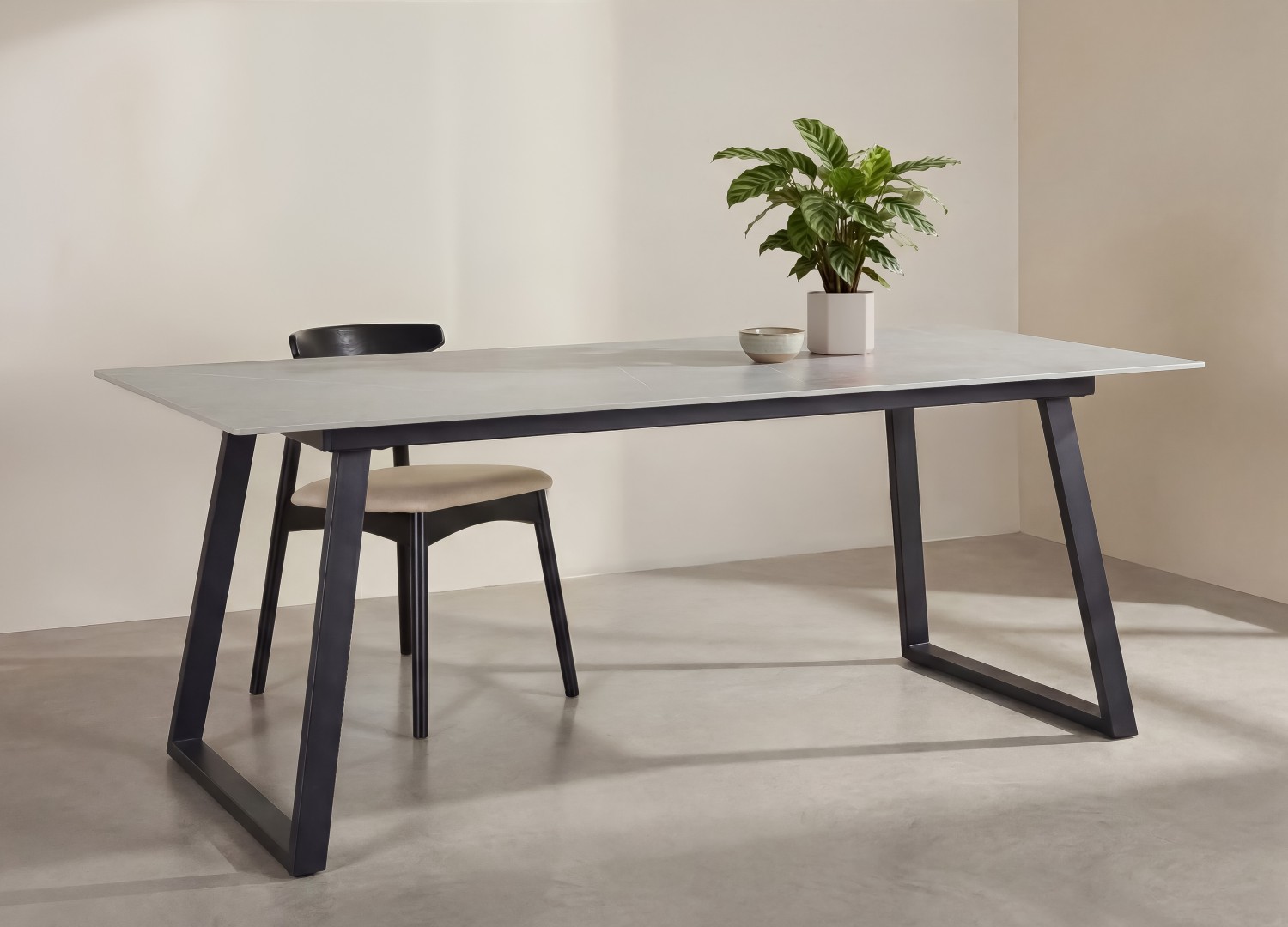 Table à manger rectangulaire Estelle pierre frittée gris foncé 200 cm — ambiance 1