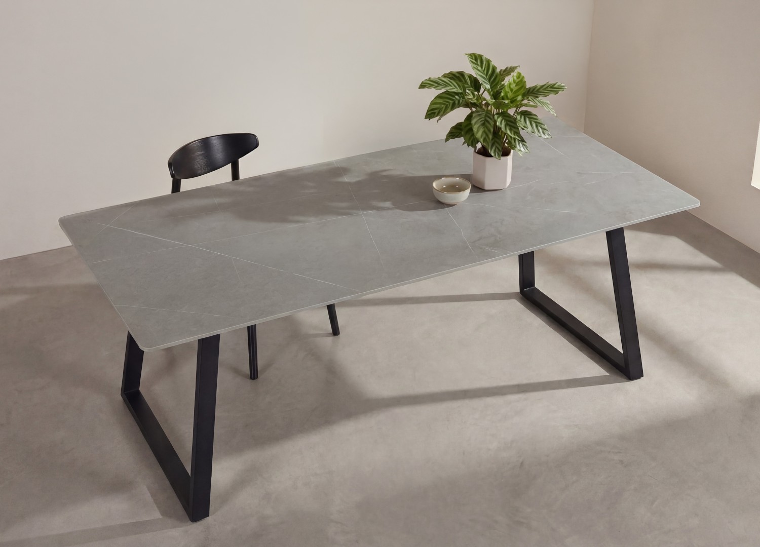 Table à manger rectangulaire Estelle pierre frittée gris foncé 200 cm — ambiance 2