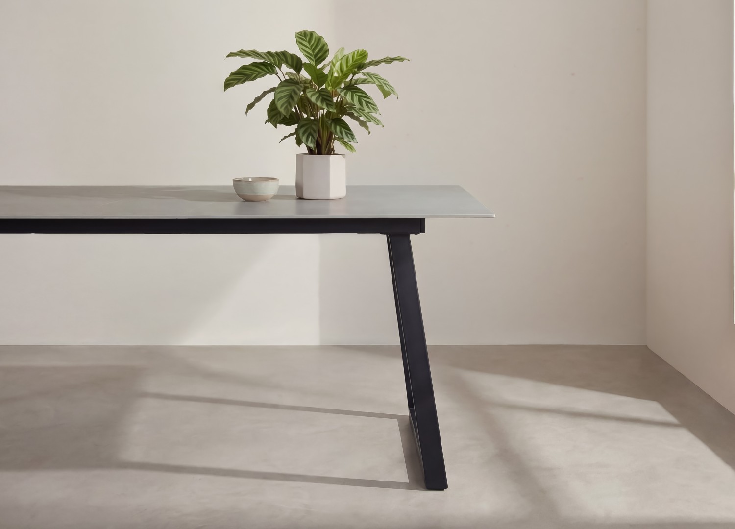 Table à manger rectangulaire Estelle pierre frittée gris foncé 200 cm — ambiance 3