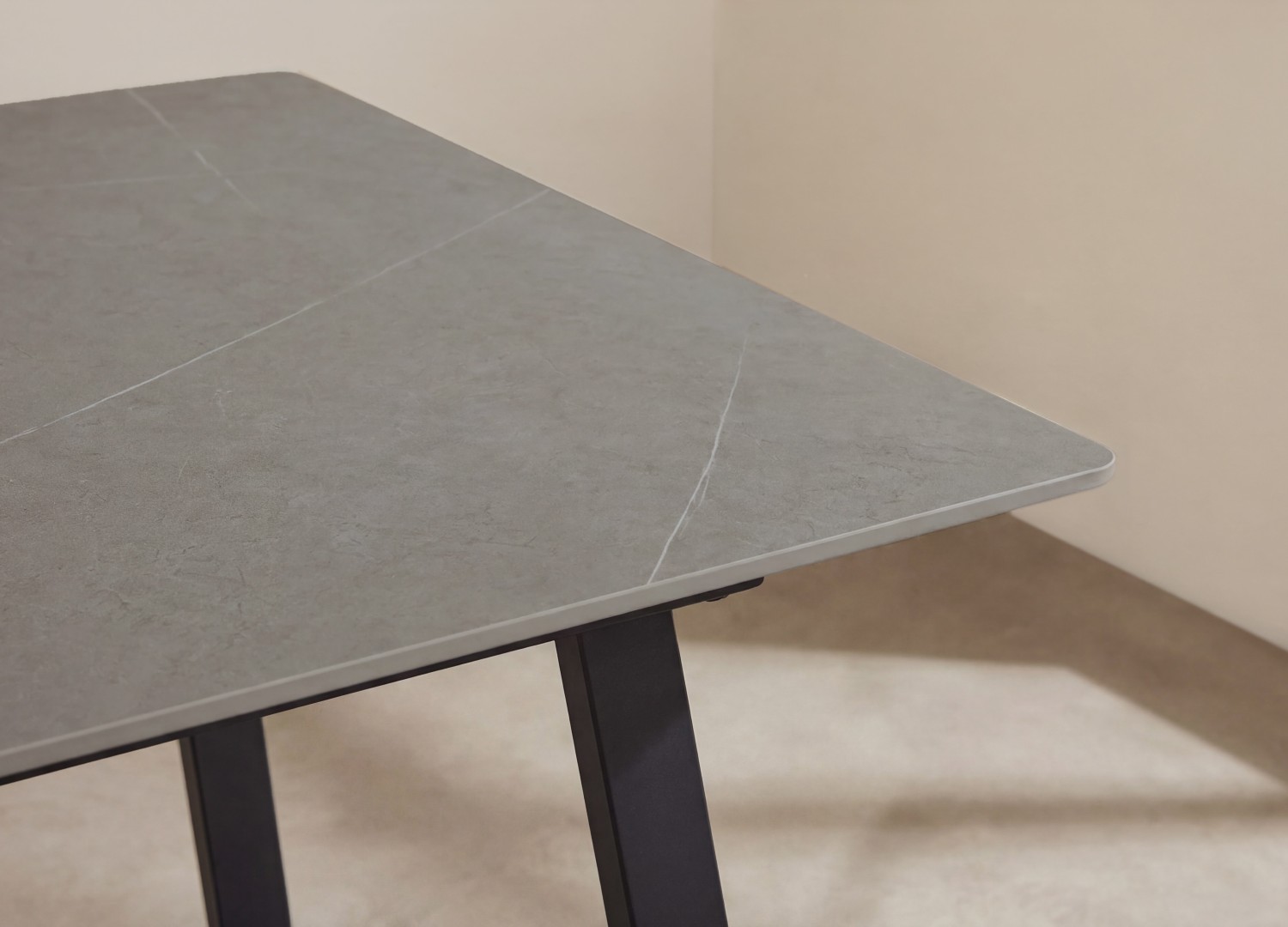 Table à manger rectangulaire Estelle pierre frittée gris foncé 200 cm — ambiance 4
