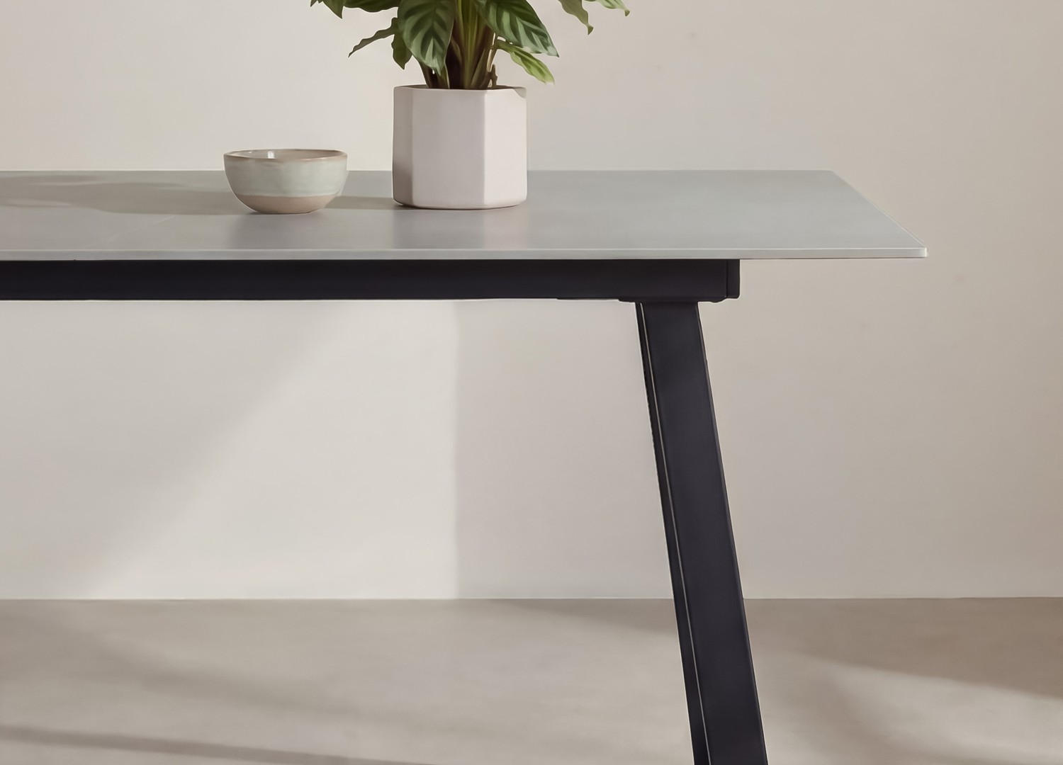 Table à manger rectangulaire Estelle pierre frittée gris foncé 200 cm — ambiance 7