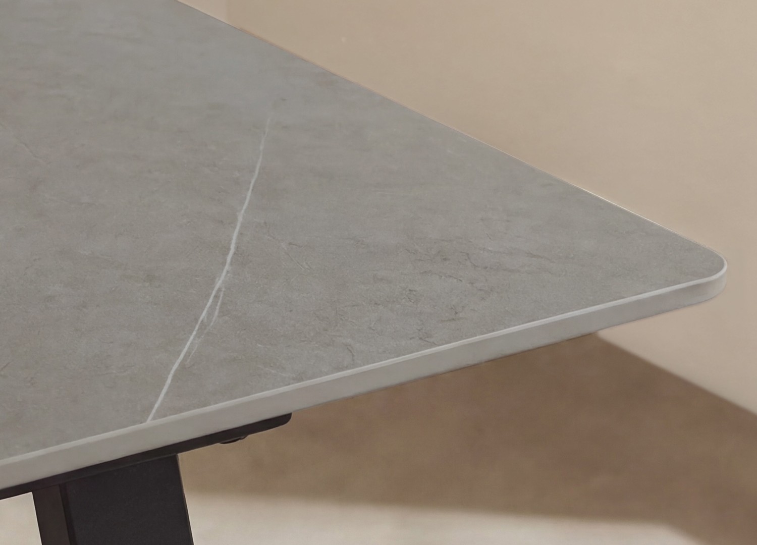 Table à manger rectangulaire Estelle pierre frittée gris foncé 200 cm — ambiance 8