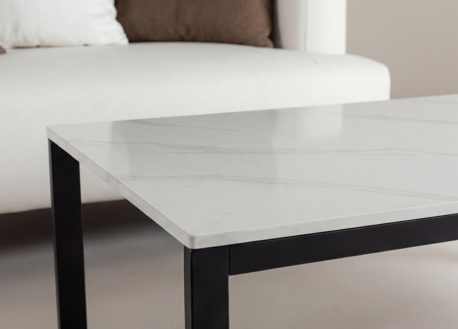 Table basse Estelle pierre frittée effet marbre blanc 120 cm — ambiance 4